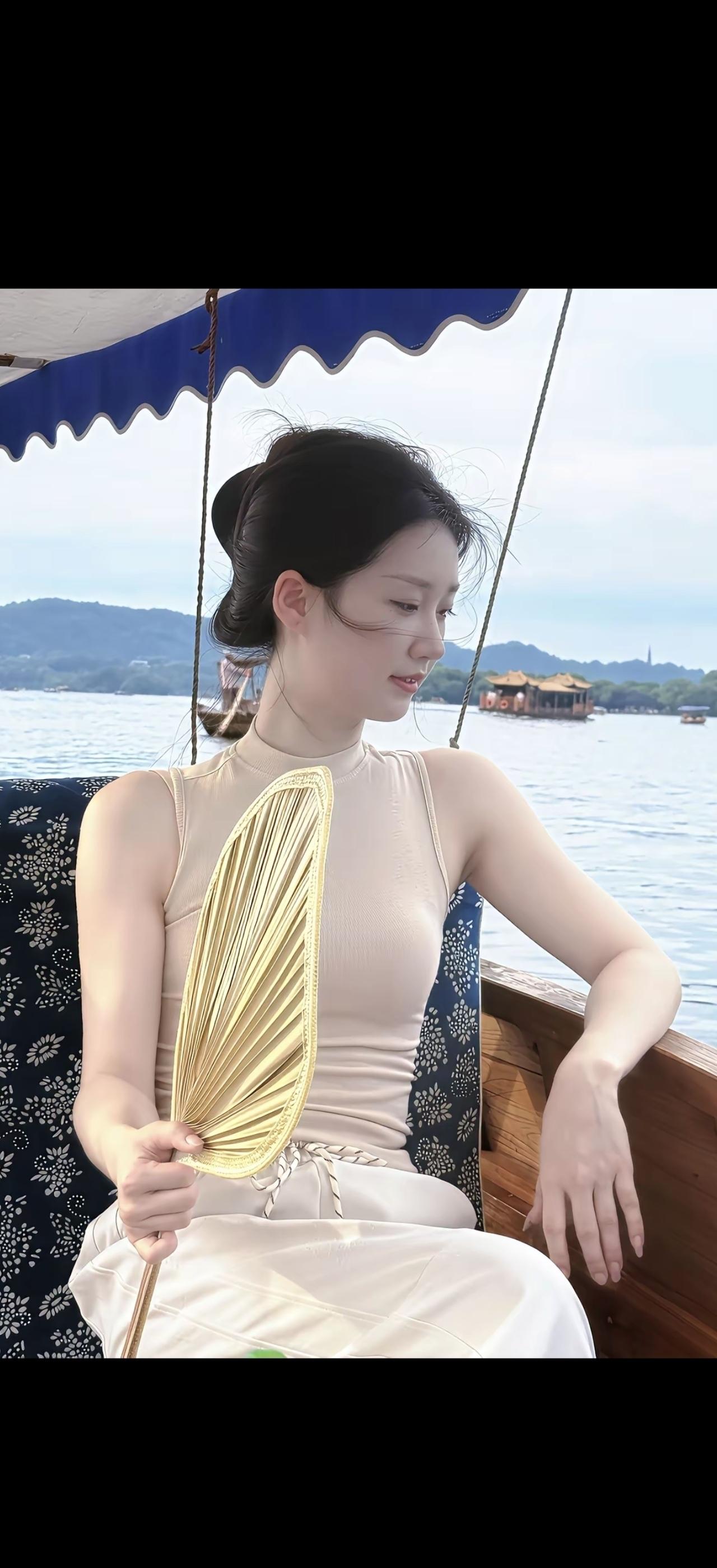湖上泛舟人，轻摇金扇影。