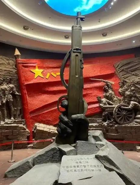 南昌起义前，贺龙的一个副营长决定去告密，谁知误打误撞之下，他投敌的事情被周总理知