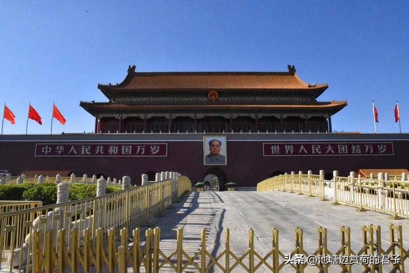 看天安门升国旗，那感觉就像被一股强大的力量击中。
清晨的广场，人群早早聚集，大家