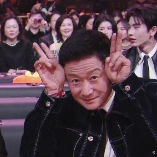 吴京微博之夜太有节目了 吴京承包了微博之夜所有快乐！搂沈腾腰的丝滑、沉浸式看报的