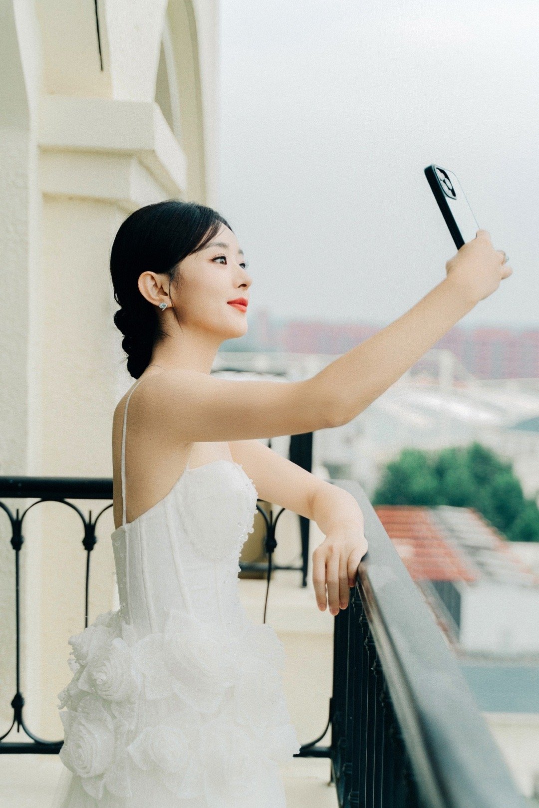 赵丽颖工作室晒周一营业自拍花絮，美女的自拍状态怎么样？ ​​​