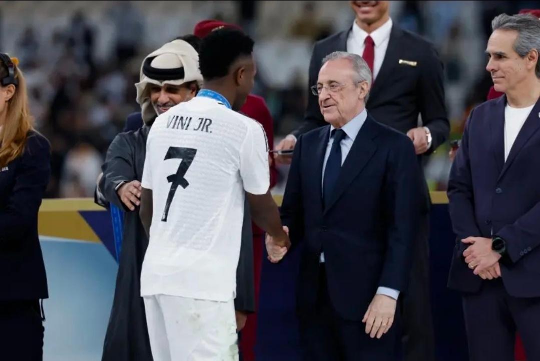 记者：老弗爷不会让维修斯离队，正常的话很快就会宣布续约据《马卡报》报道，在最新一