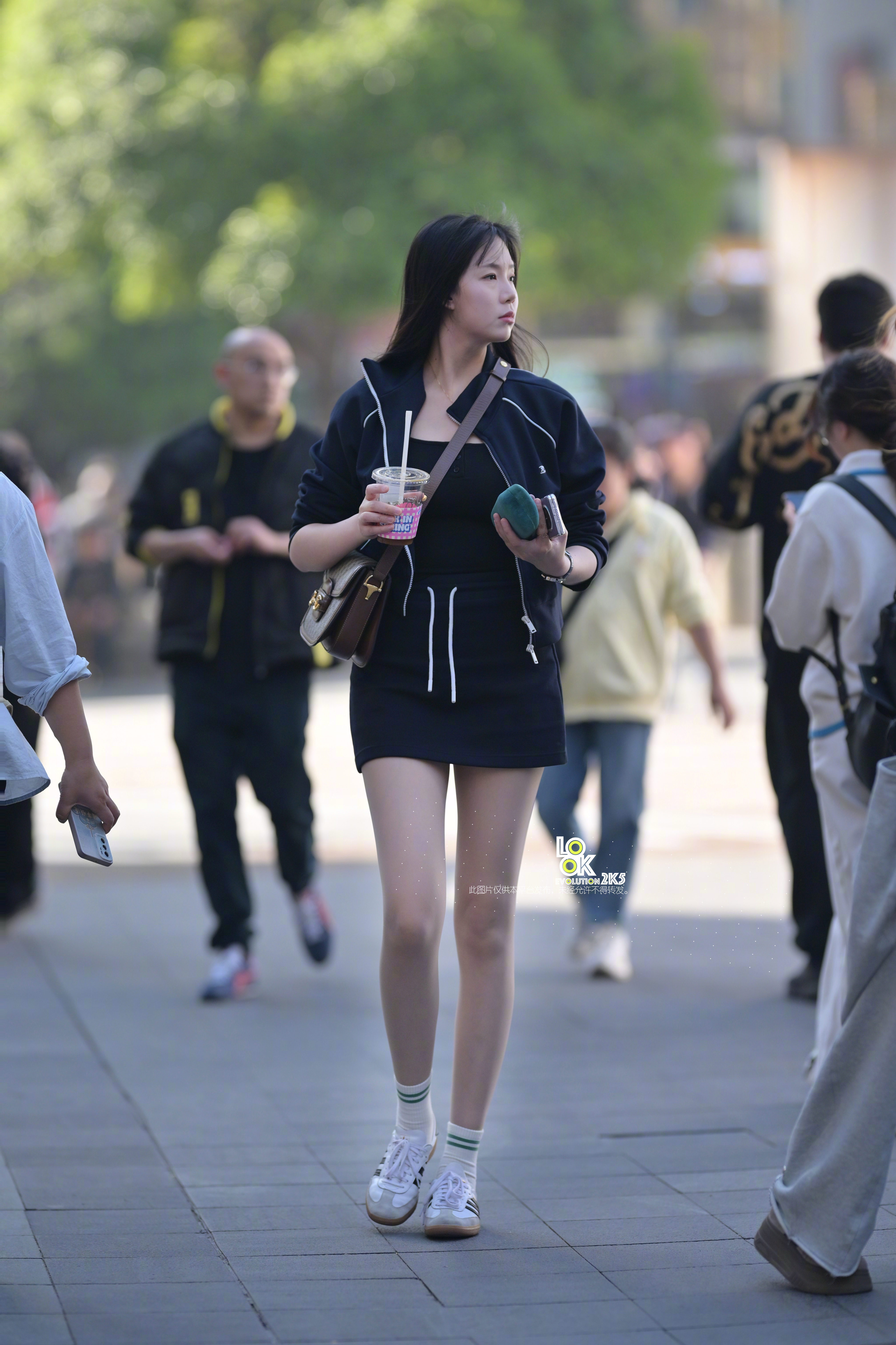 小姐姐看什么呢？ 