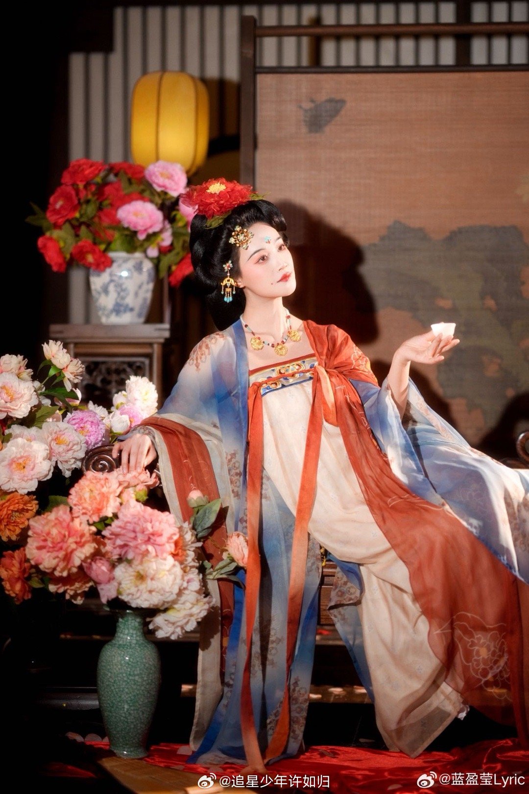 蓝盈莹朝代仿妆一夯夯千年 战国时眉眼间是疏离的清冷，唐朝时面容上是华贵的丰盈，宋