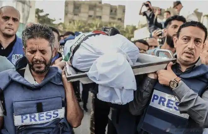 以色列闯大祸了：15名联合国医疗人员被杀，救护车被坦克压平
 
谁也没想到，以色