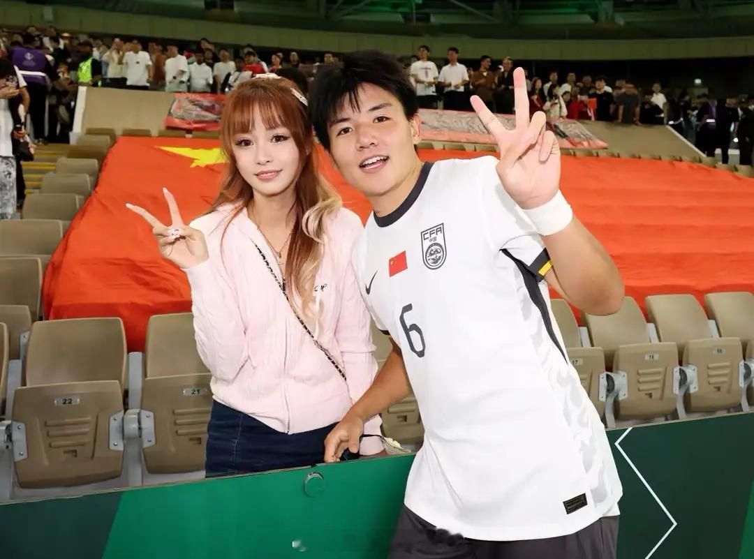 U23国足队长徐彬球场情场双丰收 留洋英超狼队，女友相伴共闯英伦留洋，始终是中国