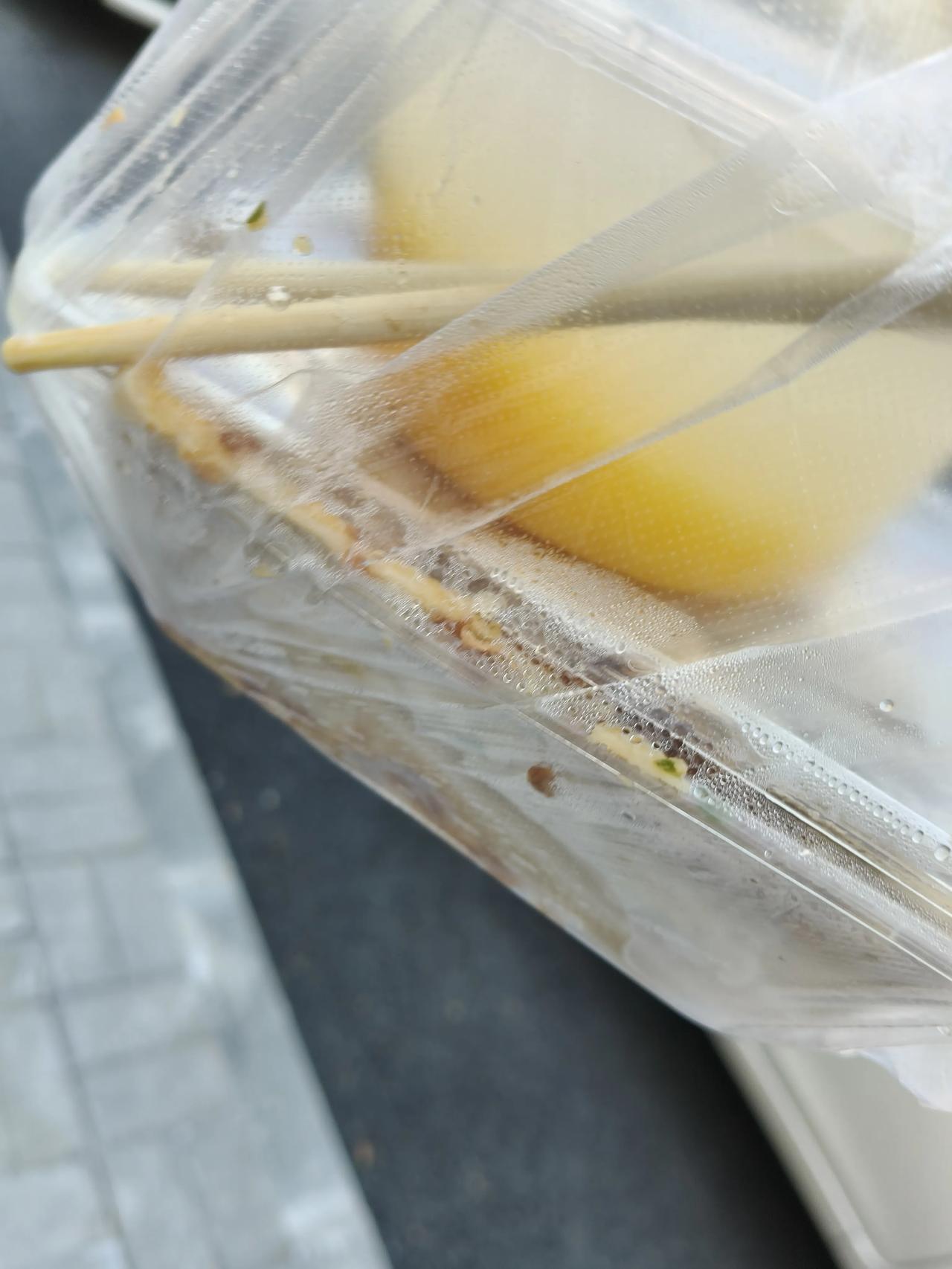 尴尬的一件事儿。
今天下班后，带同事去那个心仪的理发店。路上遇到一家我认为出名的