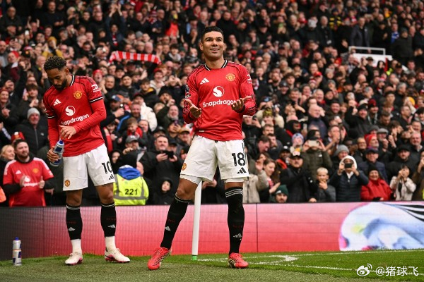 曼联球迷高喊“留下来”，卡塞米罗与妻子动情落泪：这一刻真暖曼联本赛季能否以前五名