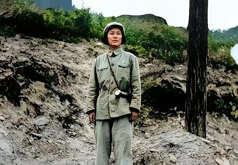 她是抗日名将戴安澜将军的女儿，貌美如花，1950年，年仅15岁的戴藩篱继承父亲报