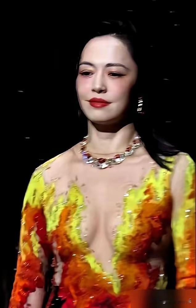戛纳终于急了，白纸黑字写了条新规矩。

戛纳电影节官方直接改章程，明文禁止红毯上