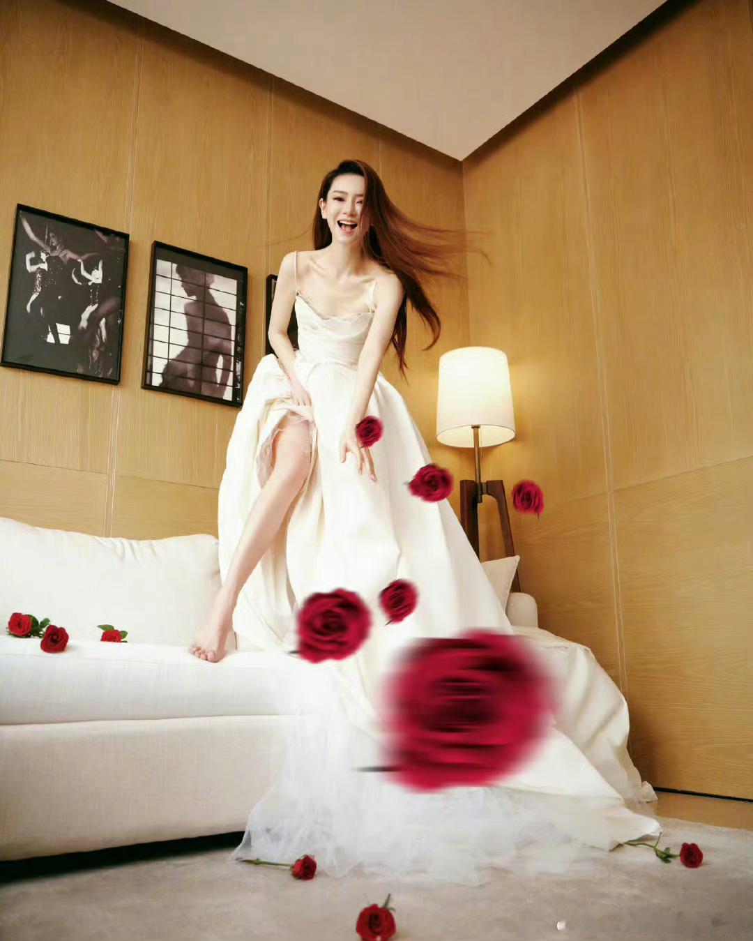 戚薇穿着倒V婚纱来噜，救命～太美了吧！不同年纪穿婚纱的戚薇有不同的感觉！ ​​​