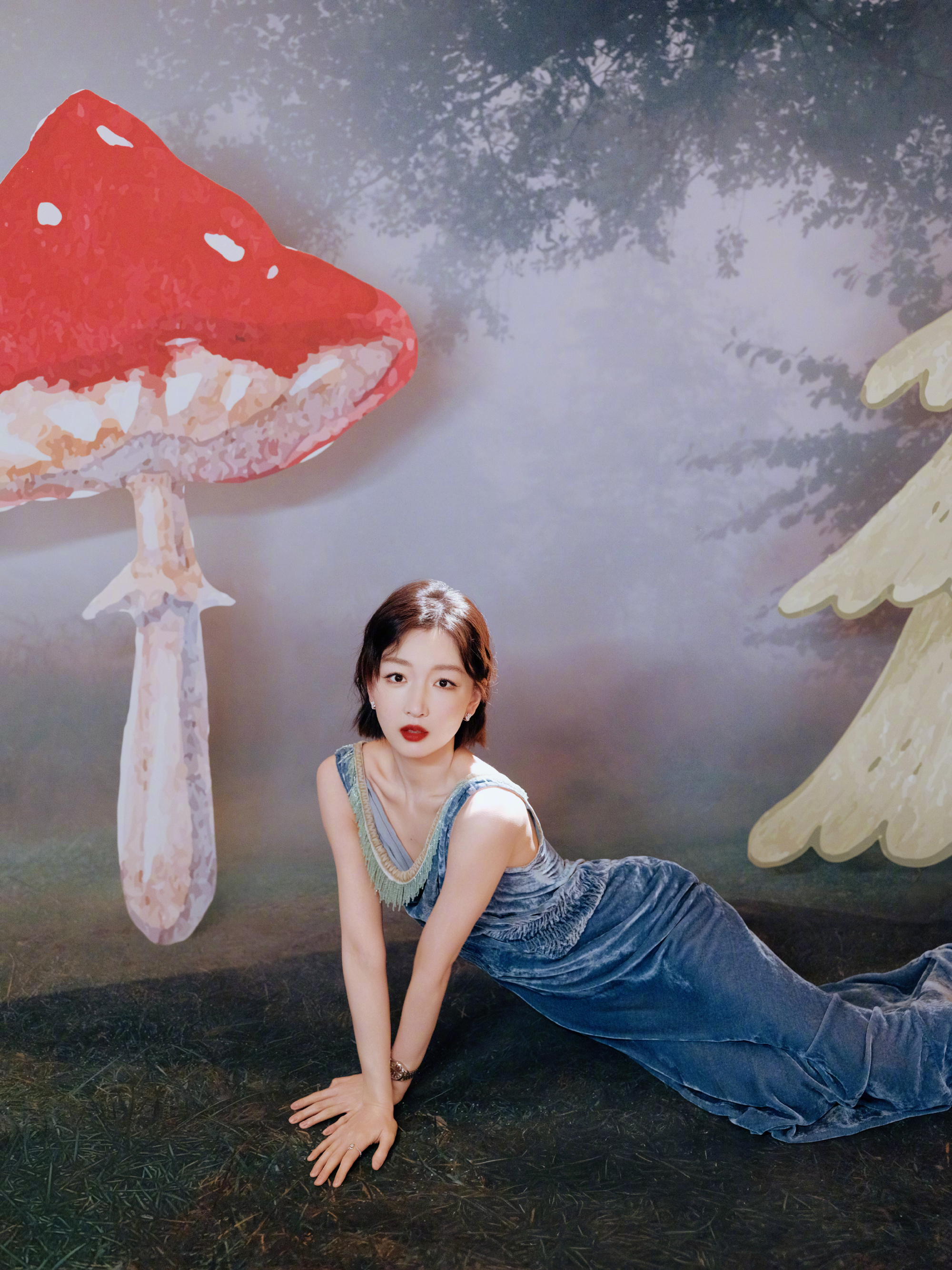 周冬雨 今日 CMG中国电影盛典 造型图集，很让人惊喜一身搭配，蓝色丝绒裙配宝诗