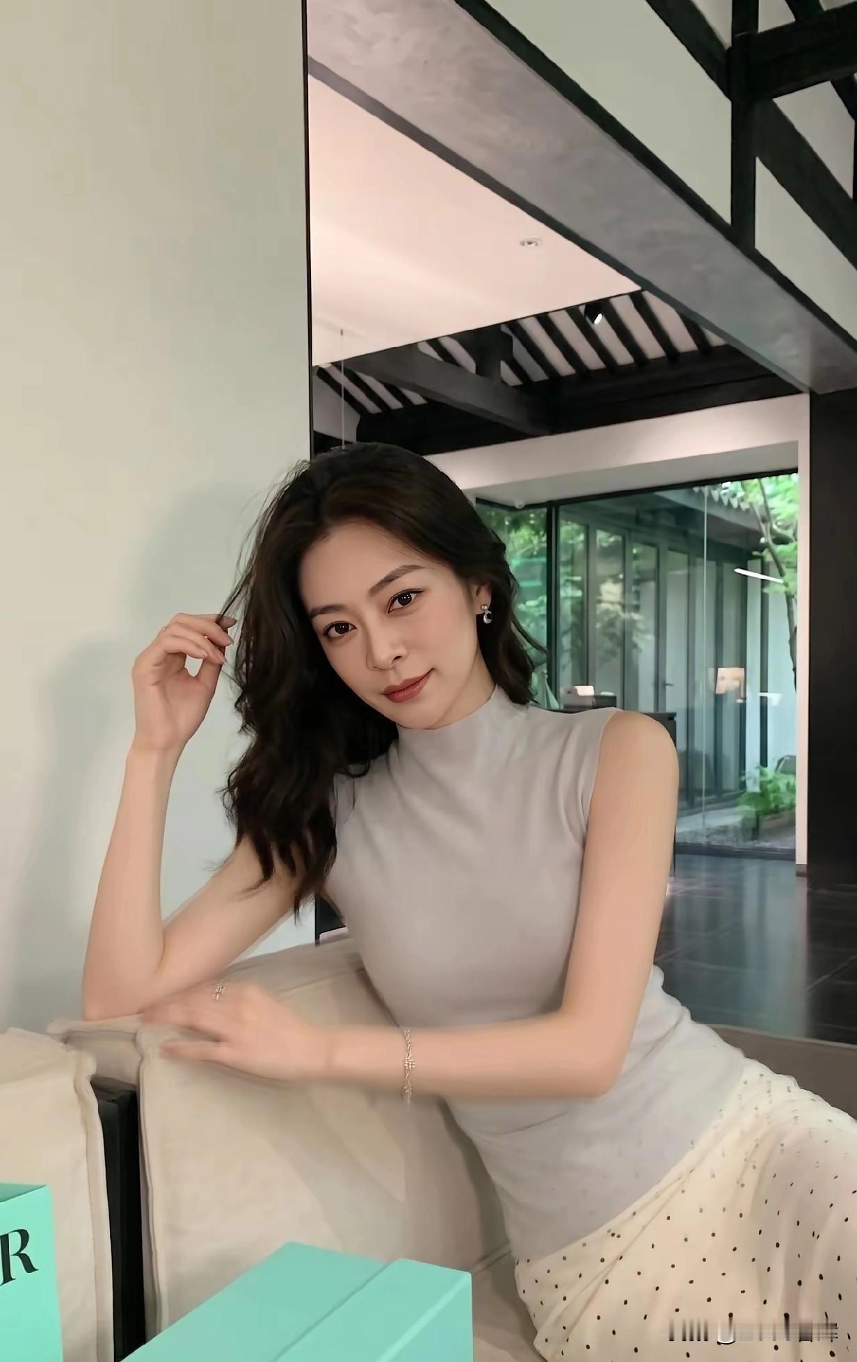 灰裙倚光，指尖绕发，优雅浸满时光。