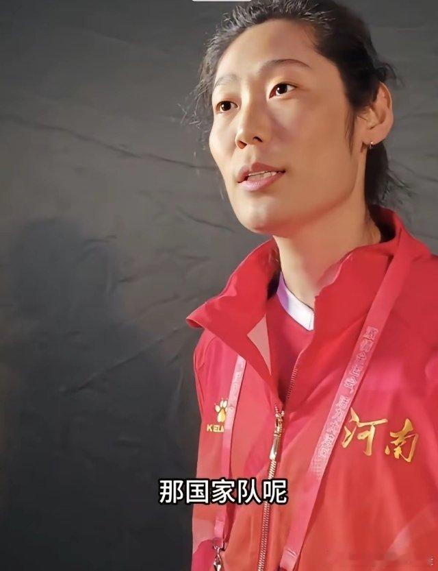 朱婷接受采访一听说“国家队”立马掉头就走，赖亚文观战与她无互动。朱婷经过采访区，