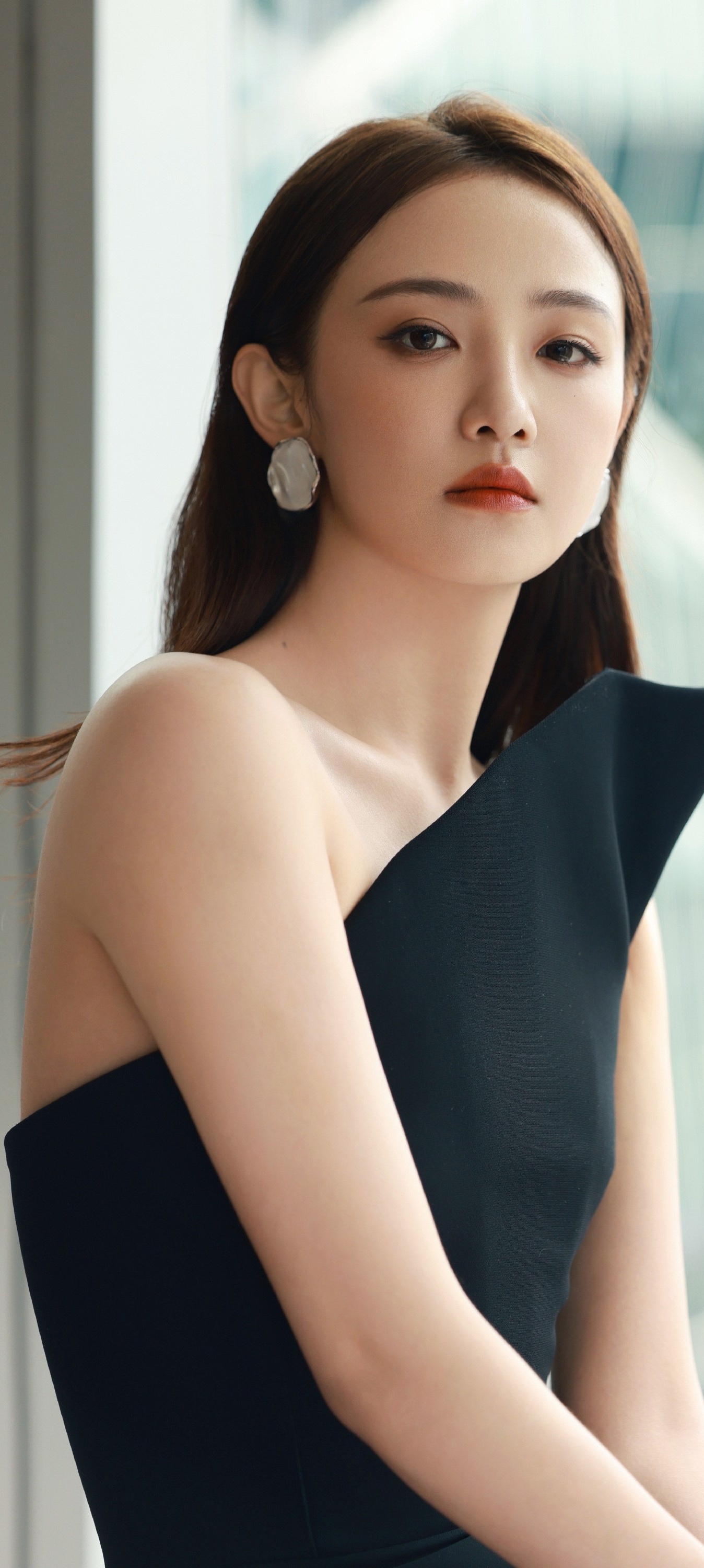 吴佳怡穿搭壁纸，一袭黑色长裙，翩然华美。吴佳怡