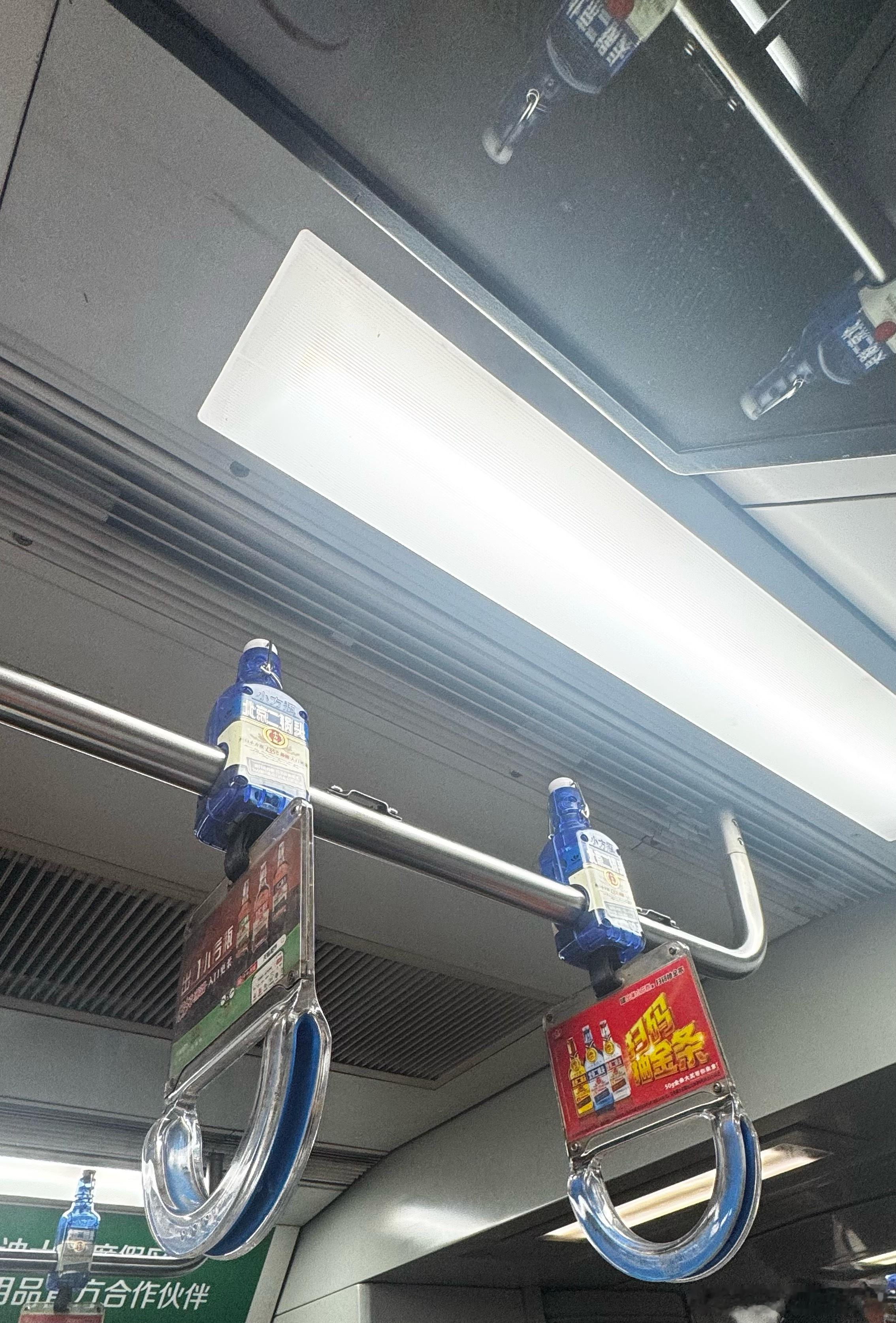 抬头一看 好抽象！现在地铁这么时髦儿了！