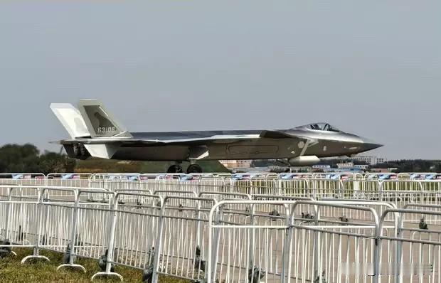 西太天空彻底变天！歼-20数量破300架，美军F-35再次被拦截。
最近军事圈爆