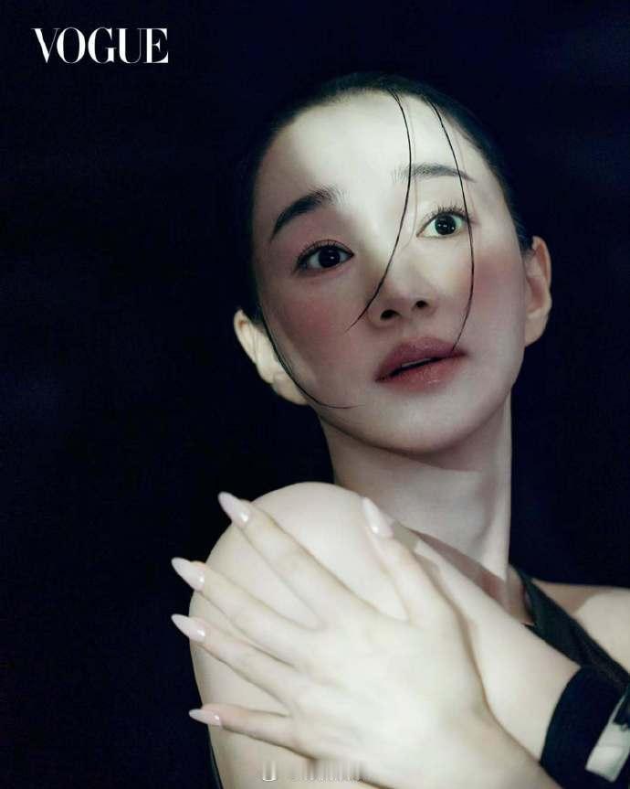 【演员秀爱时尚杂志《Vogue Korea》8月号】秀爱表示:“ 我看完了《铁拳
