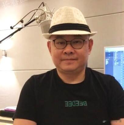 非要拿学院派标尺去量他，跟逼着烤串师傅做满汉全席有啥区别？音乐该不该分三六九等，