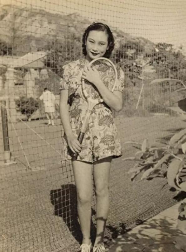 1946年3月18日清晨，重庆嘉陵江雾气缭绕。胡蝶倚着窗棂，听人低声议论那场机毁