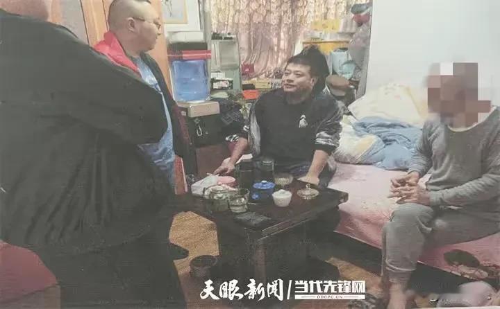 贵州贵阳，一男子居住在一楼。楼上住户频繁往楼下抛掷烟头，甚至还有用于擦屎擦尿的卫