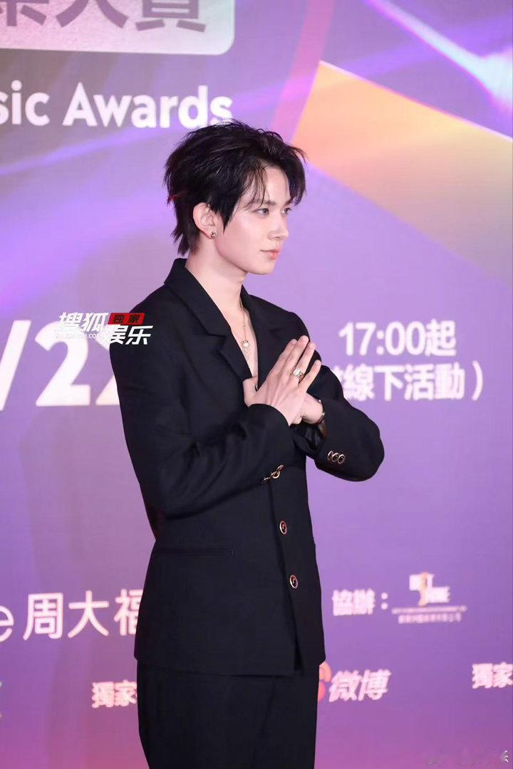 李羲承用中文写到此一游很难不爱这种反差，舞台凌厉冷峻，红毯写下到此一游，李羲承鲜