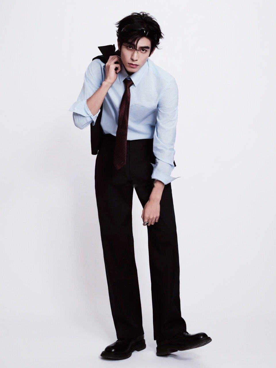 少年清爽与熟男沉稳的完美融合！宋威龙用简约穿搭演绎双重魅力，黑白配蓝色点缀的造型