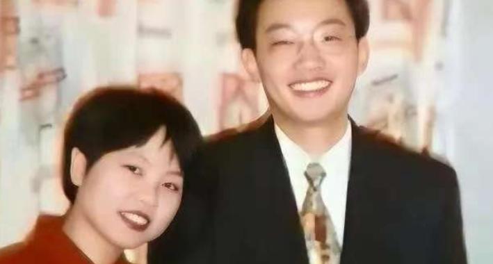 2003年9月11日，邱小强趁妻子洗澡之际，向她的咖啡杯中投入了致命剂量的麻醉剂