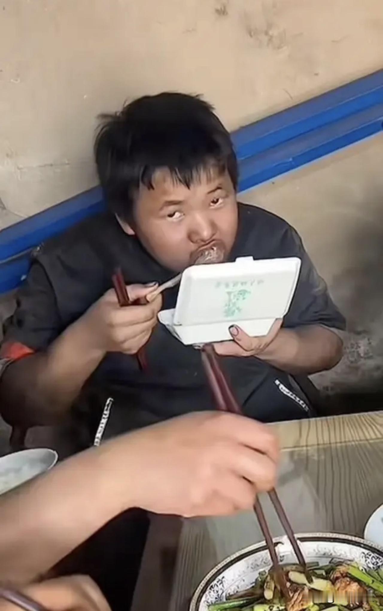 研究发现：人在吃饱饭以前，通常只有一个烦恼。

那就是找吃的！在吃饱饭以后，就会