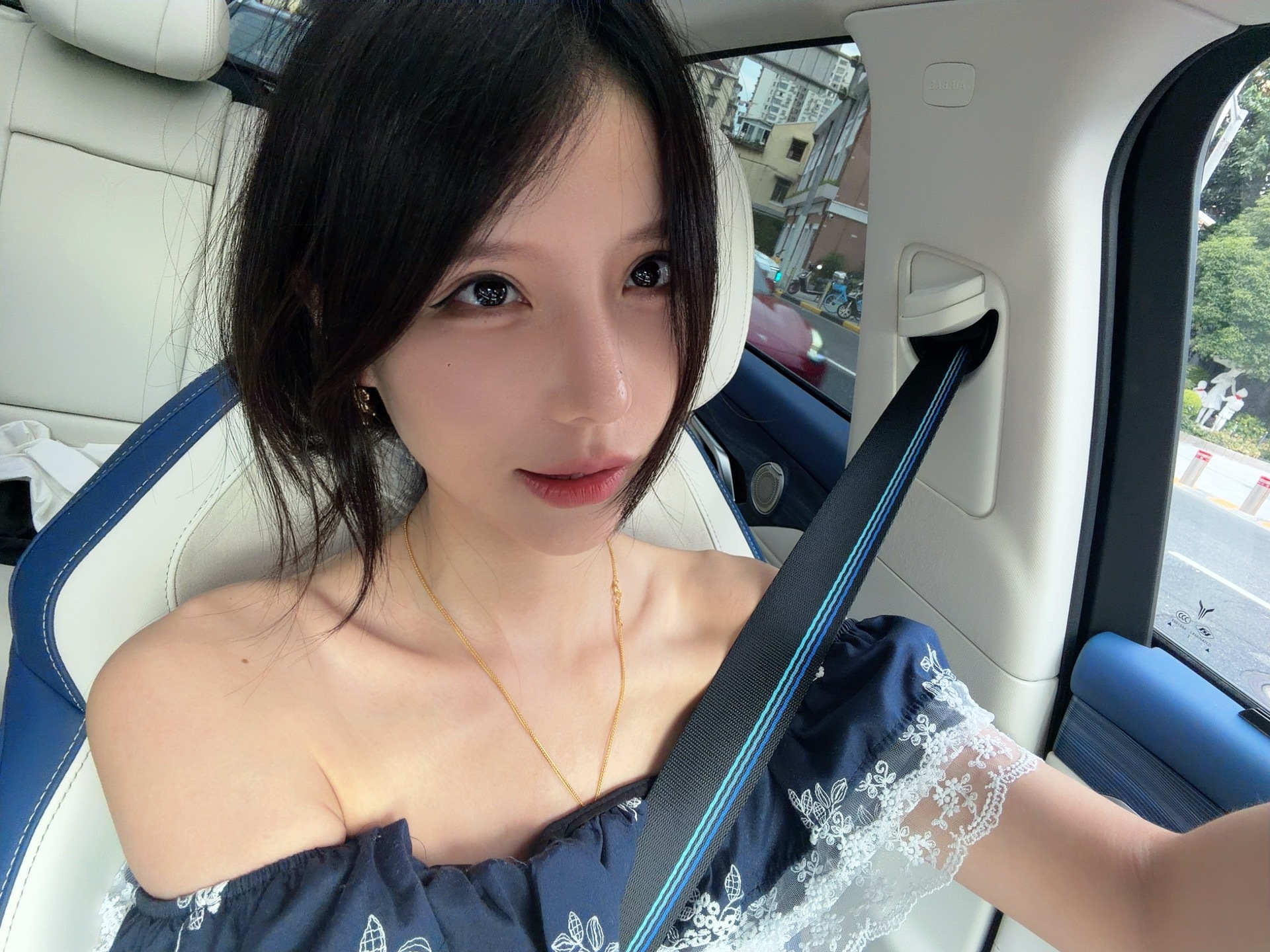 我时常发一些不明不白的动态 有人以为我恋爱了 有人以为我分手了  其实我只是爱发