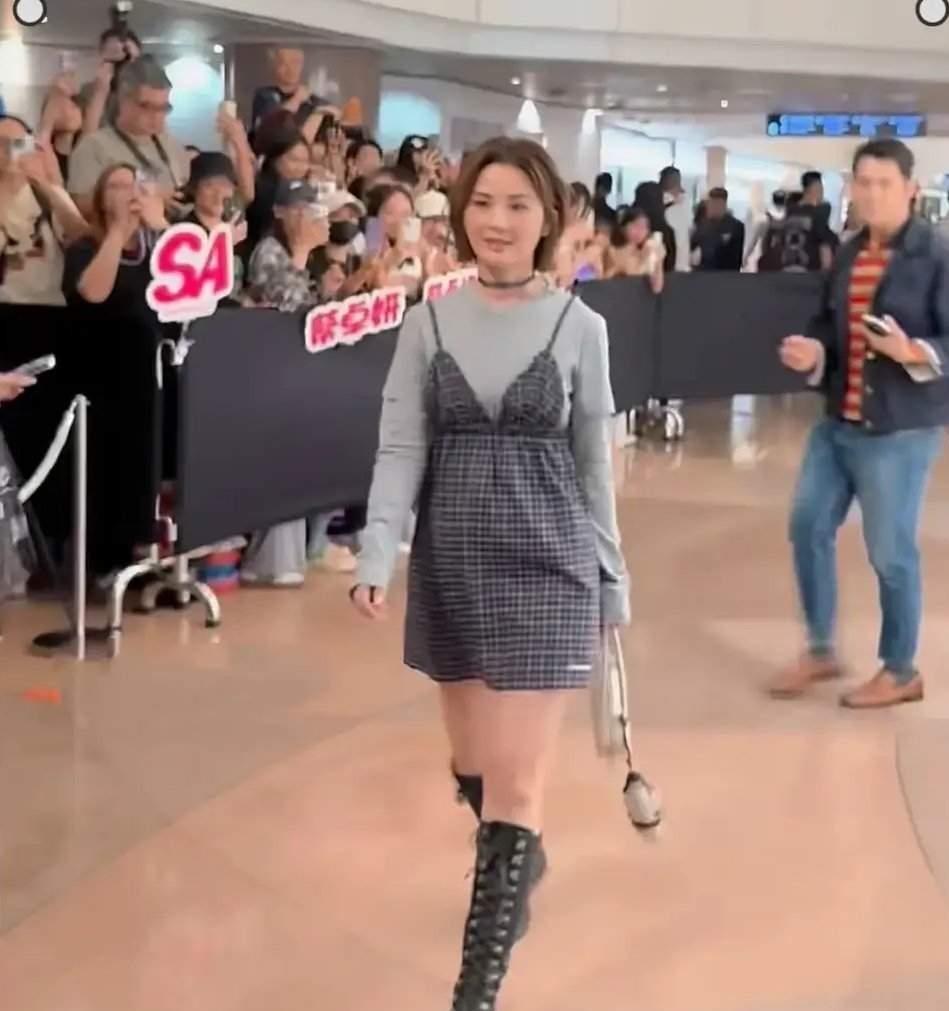 44岁蔡卓妍被传怀孕，可最炸的点根本不是肚子，是她才官宣结婚几个月就藏不住了！活