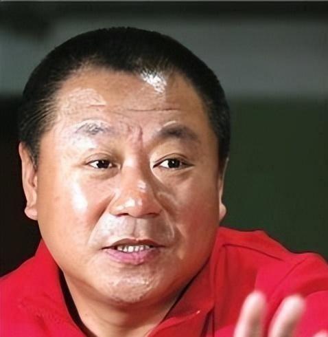 1988年，范伟在母亲的逼促下，和一名护士相亲，谁知，对方不仅不说话，连筷子都不