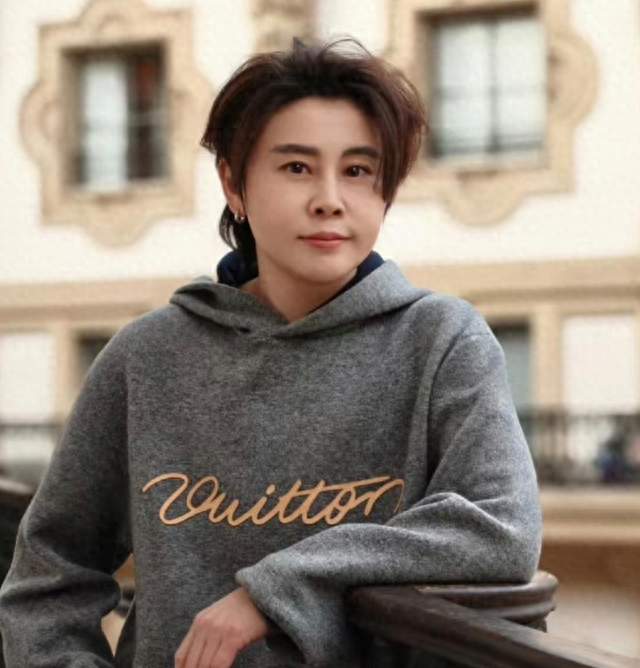王濛两度直球夸人老公，社交悍匪凭啥跨界通杀？