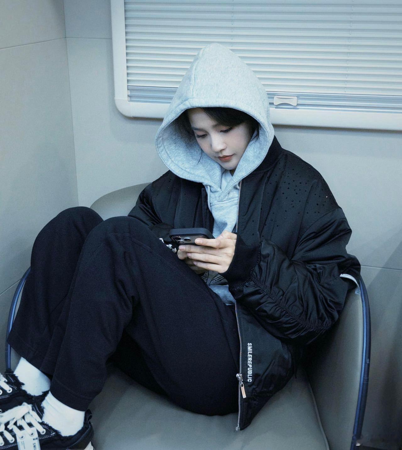 张佳宁无论穿什么，都能轻松穿出松弛又时髦的感觉，她的每一套look都充满了自然的