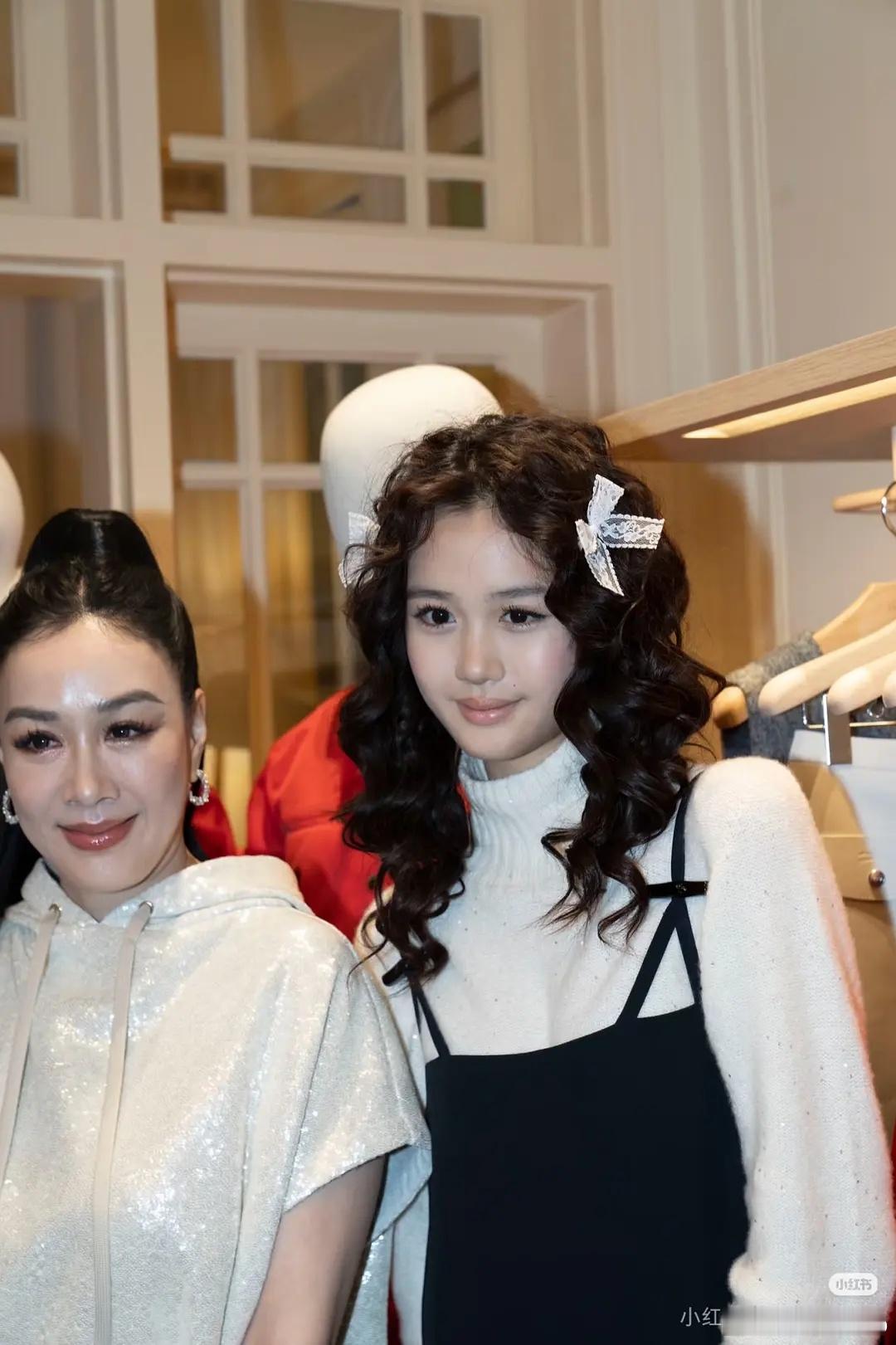 钟丽缇女儿考拉真的很有星味啊果然美女的女儿也是美女 