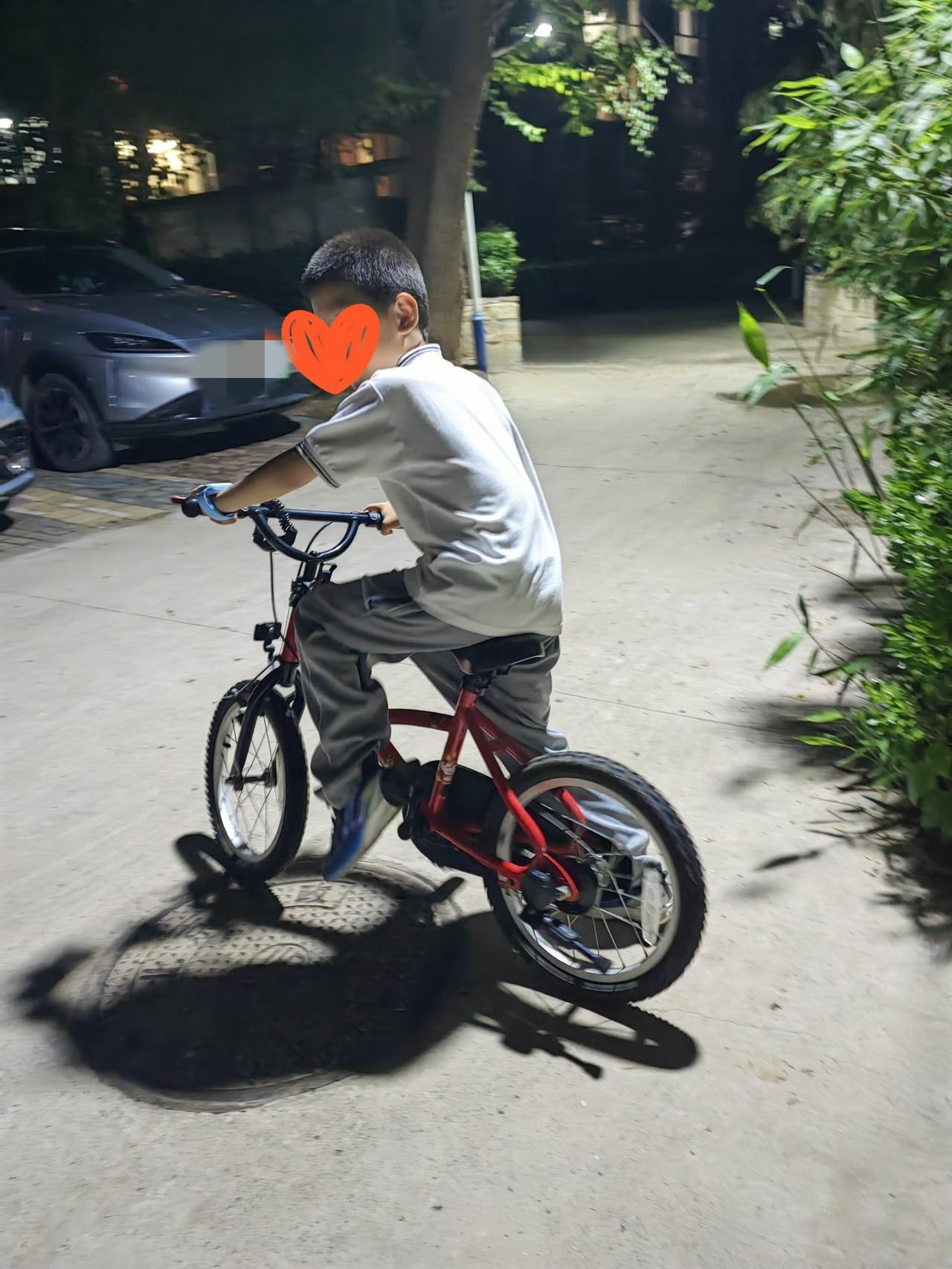 心大的爸和小心谨慎的妈，在孩子放手这件事上，真的需要好好磨合。

昨晚带两个孩子