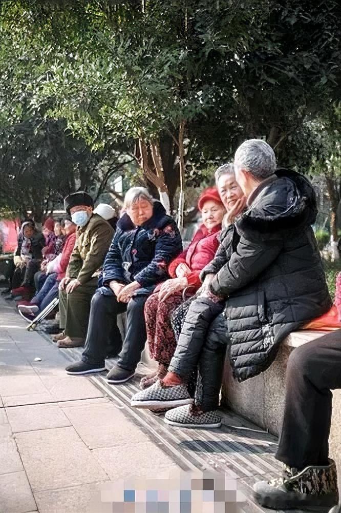 我也更喜欢现代。现代生活的便利，是古代人难以想象的。想念远方的人，视频电话一拨通