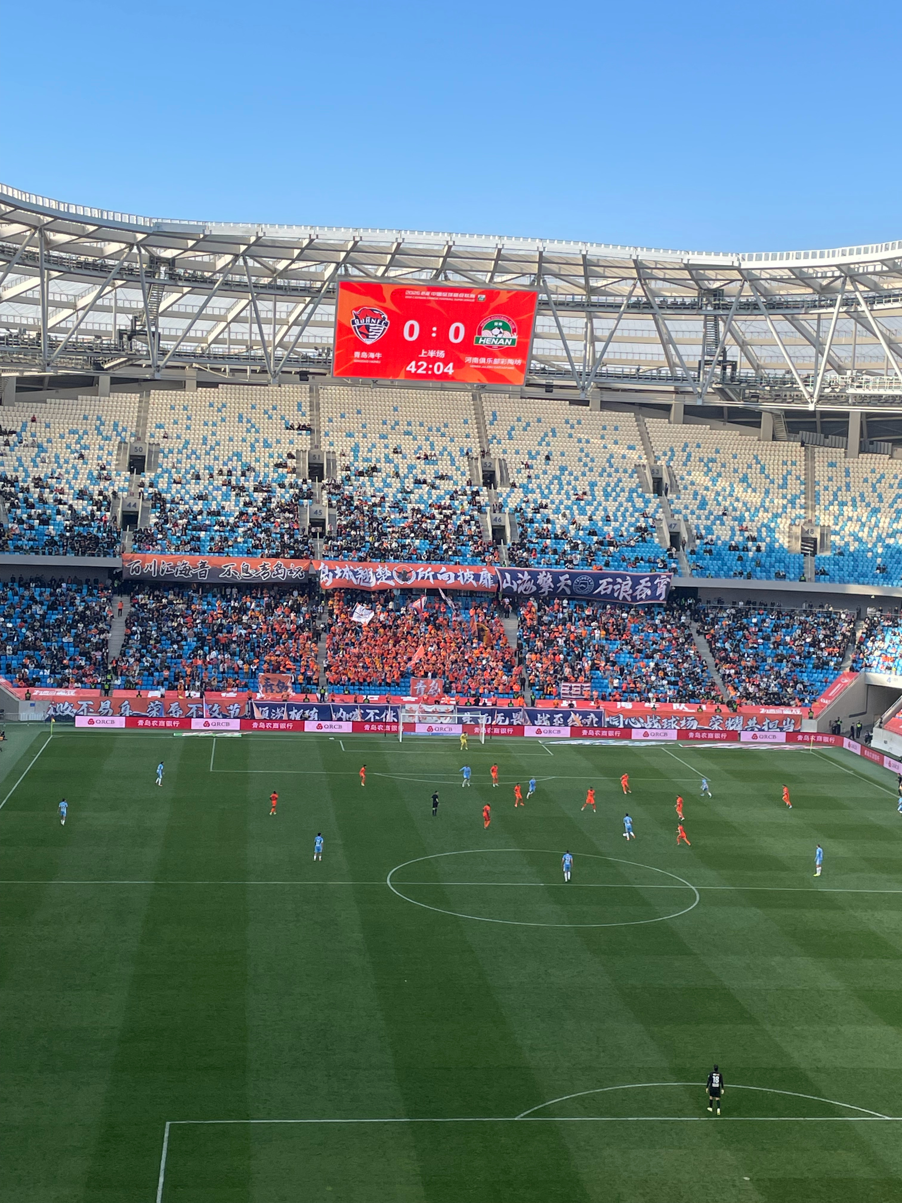 拉莫斯今年要求边后卫压上更极致，这就很考验马亚和迈达纳的出球能力，后者这方面其实