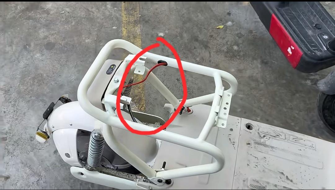 仔细一看
新国标电动车
可能还是存在安全隐患，当把坐垫取下来的时候，露出了一根红