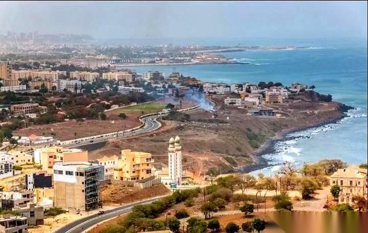 我跟你讲，足球这东西最邪门的就是这儿。
刚跟同城死敌拼完刺刀，6分到手，等于半个