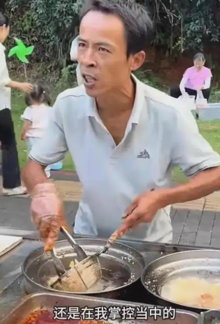 鸡排哥的直播间从几万人围观掉到只剩百来人，只用了不到一个月。这个被挤到墙角喊“快