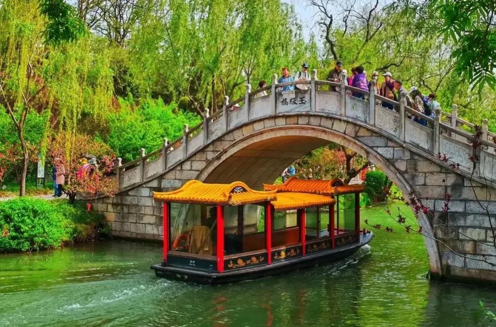 扬州赋
 李家宁(福建)
维扬故郡，淮左名都，扬州自古繁华。地处江淮之冲，运河纵