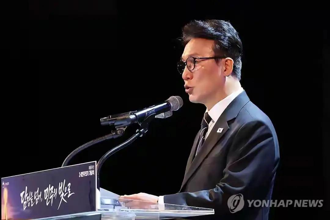 前脚美国总统特朗普确认将原定于3月下旬的对华访问推迟五到六周，后脚韩国国务总理金