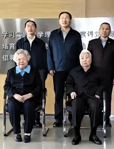 谁能想到，送别96岁的彭珮云同志时，她100岁的丈夫王汉斌仍健朗在世？

这对从