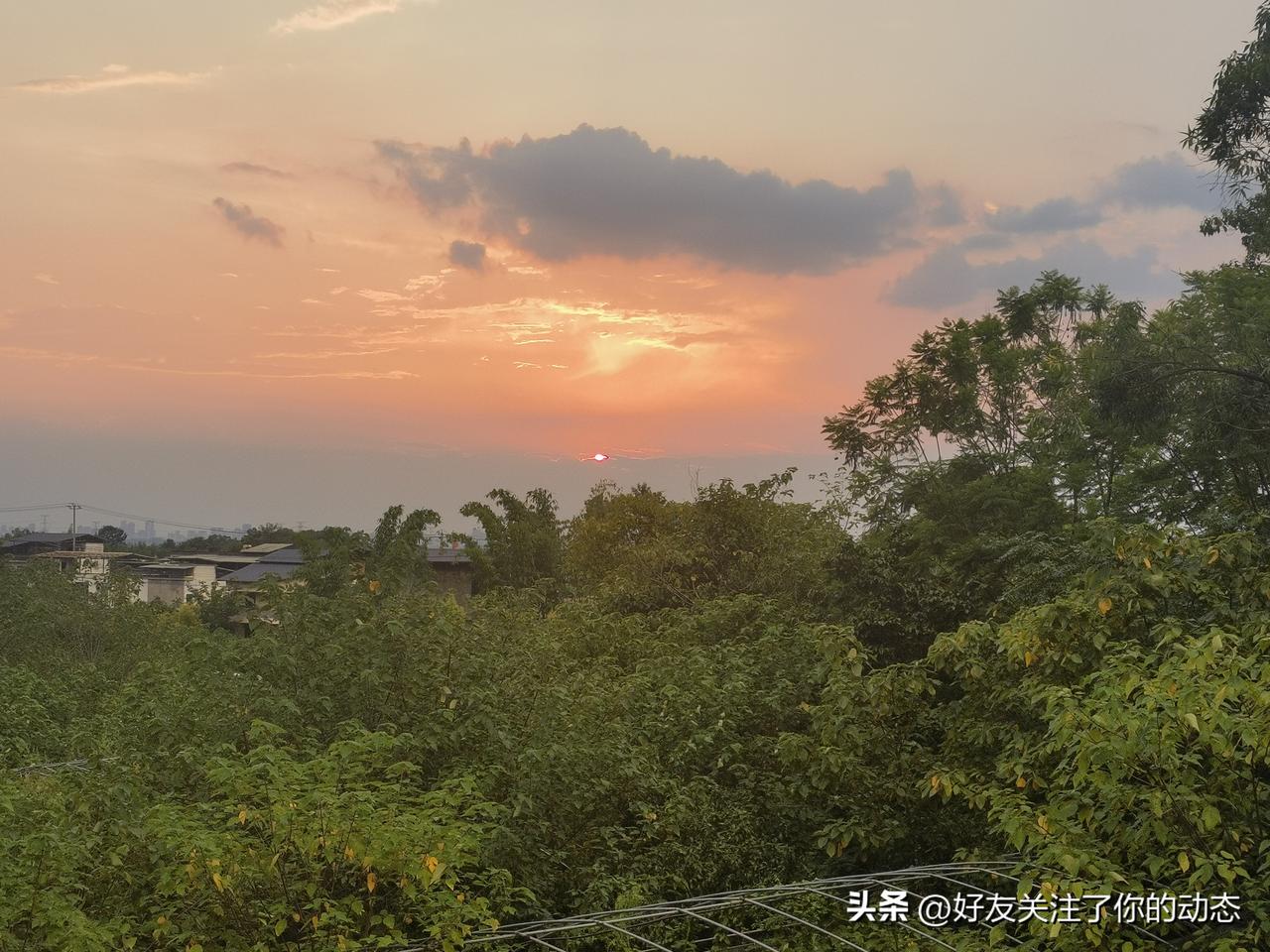 白昼慢慢归于沉静，落日缓缓垂向远山，温柔的霞光铺满整片天际，这便是独属于黄昏动人