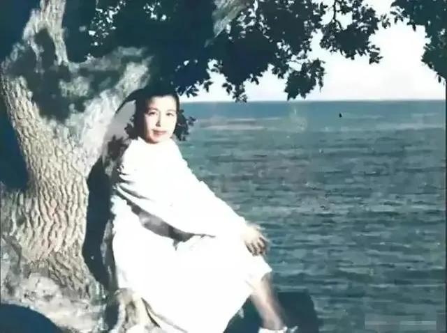江青39岁时拍摄的照片，的确气质一流，不愧是当年上海滩“四大美女”之一，果然清新
