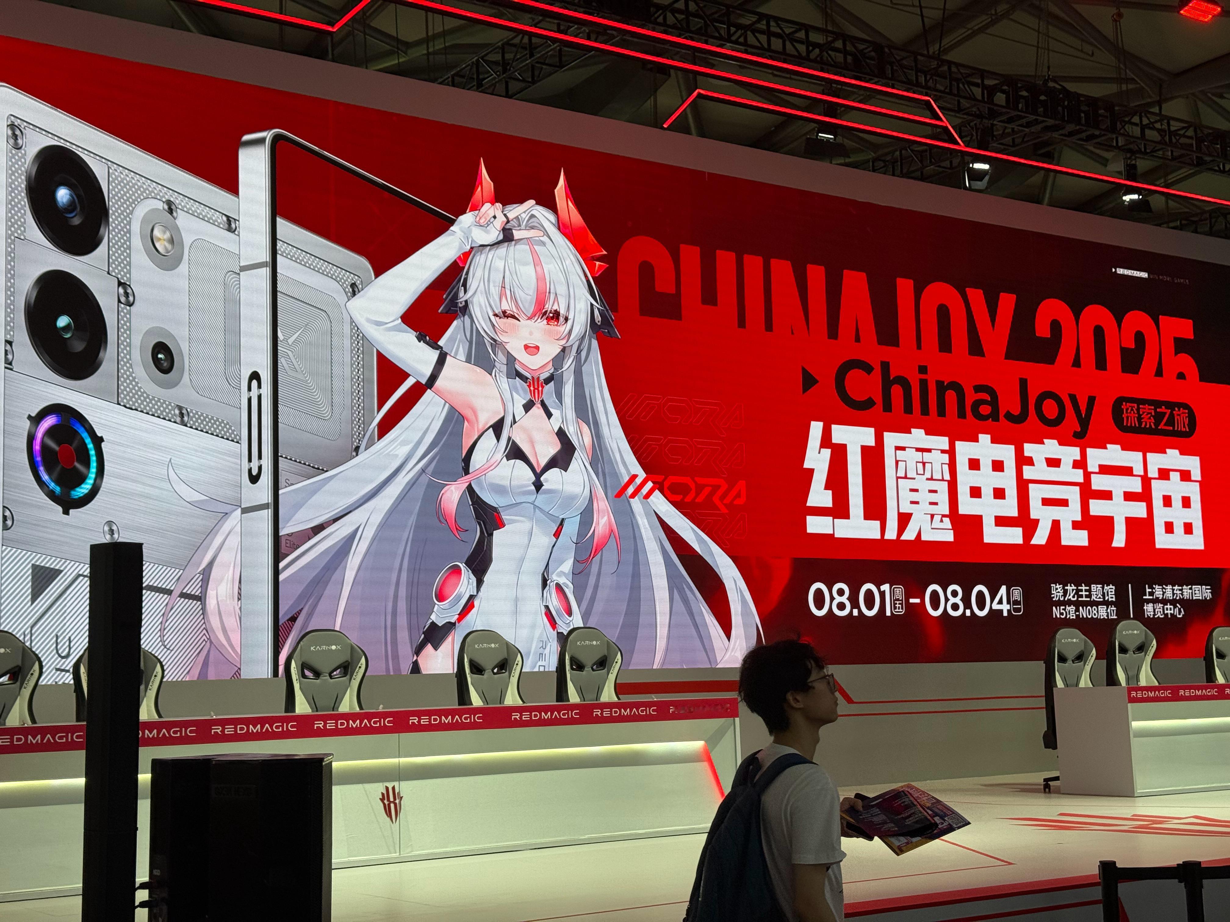 来到了chinajoy红魔电竞宇宙，人很多，我还看到了红魔10S Pro斗战胜佛