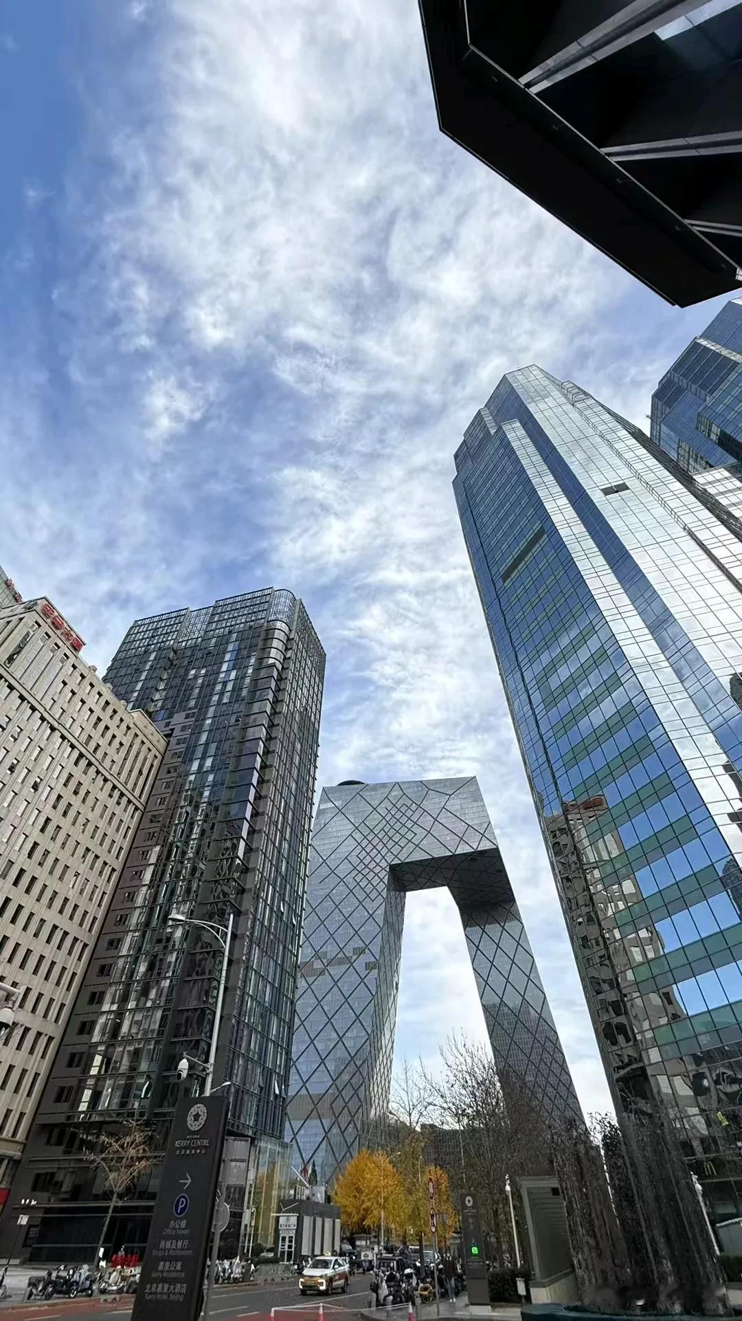 生活让人明白：人都是被逼出来的，人的潜能其实都是无限的，安于现状只会逐步被淘汰！