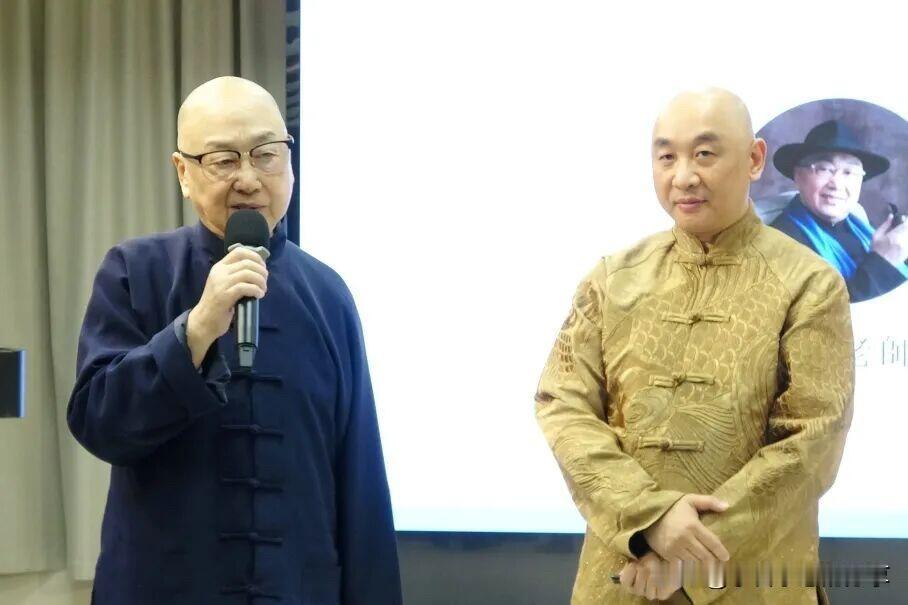 演员乔榛和儿子的一张合影，儿子长得实在太一般了，没有爸爸年轻时帅，在八九十年代乔