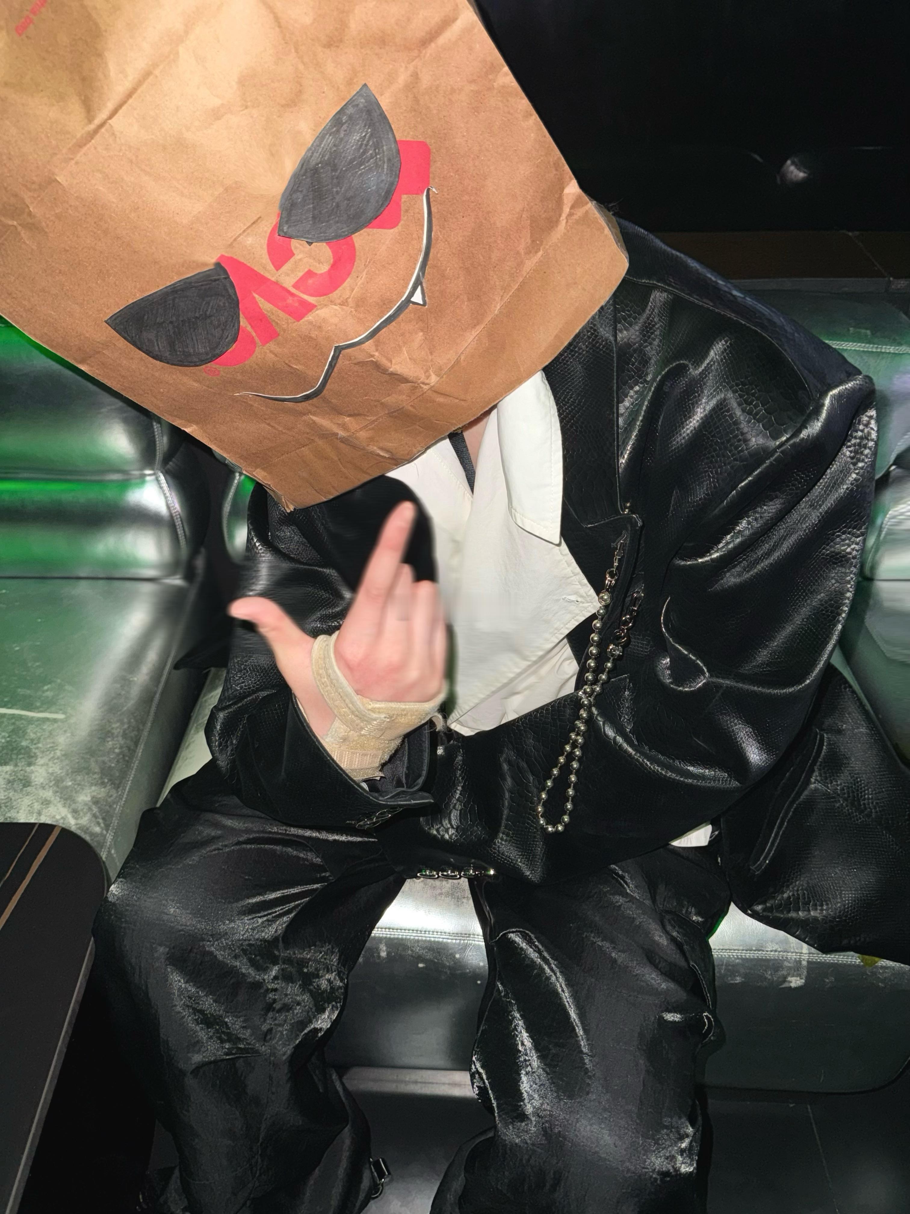 把脸挡上看起来贱多了 ​​​
